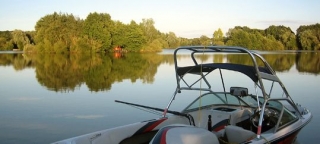  Bateau à moteur 